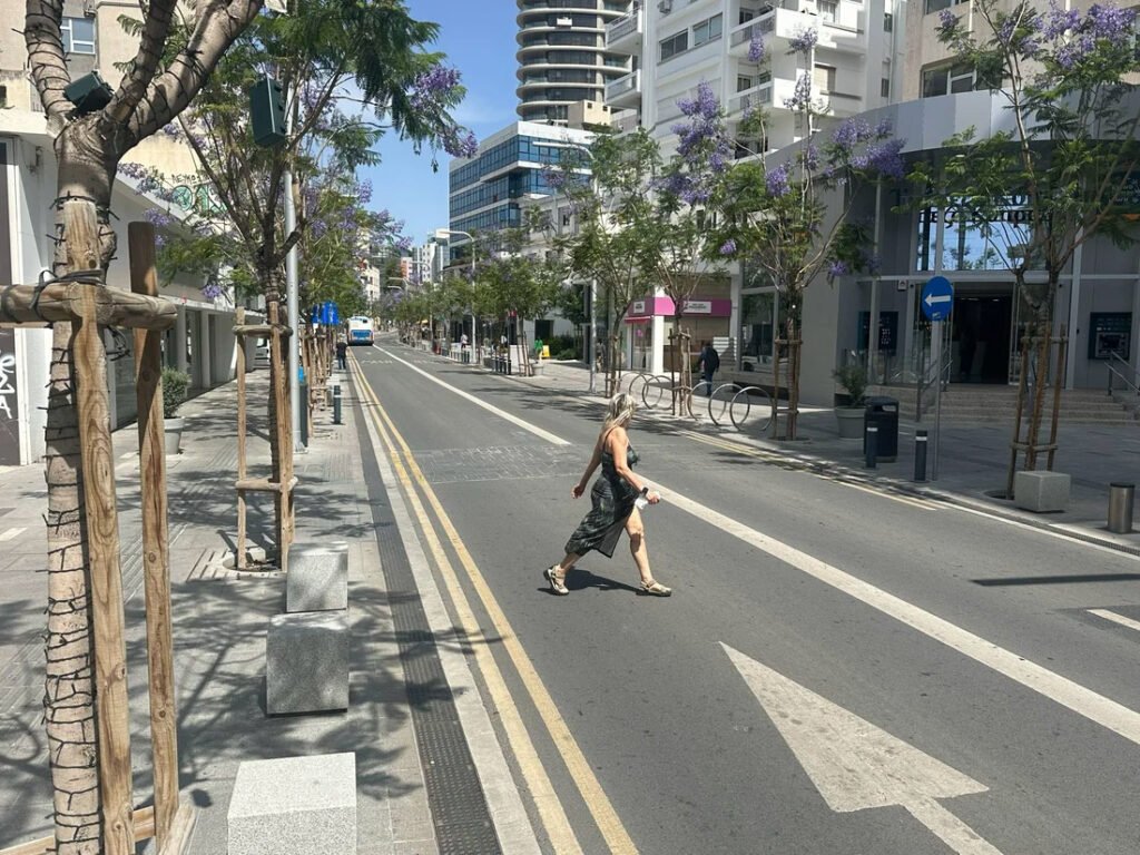 Esnaf, Makarios Caddesi’nin trafiğe açılmasını talep ediyor Esnaf, Makarios Caddesi'nin trafiğe açılmasını talep ediyor
