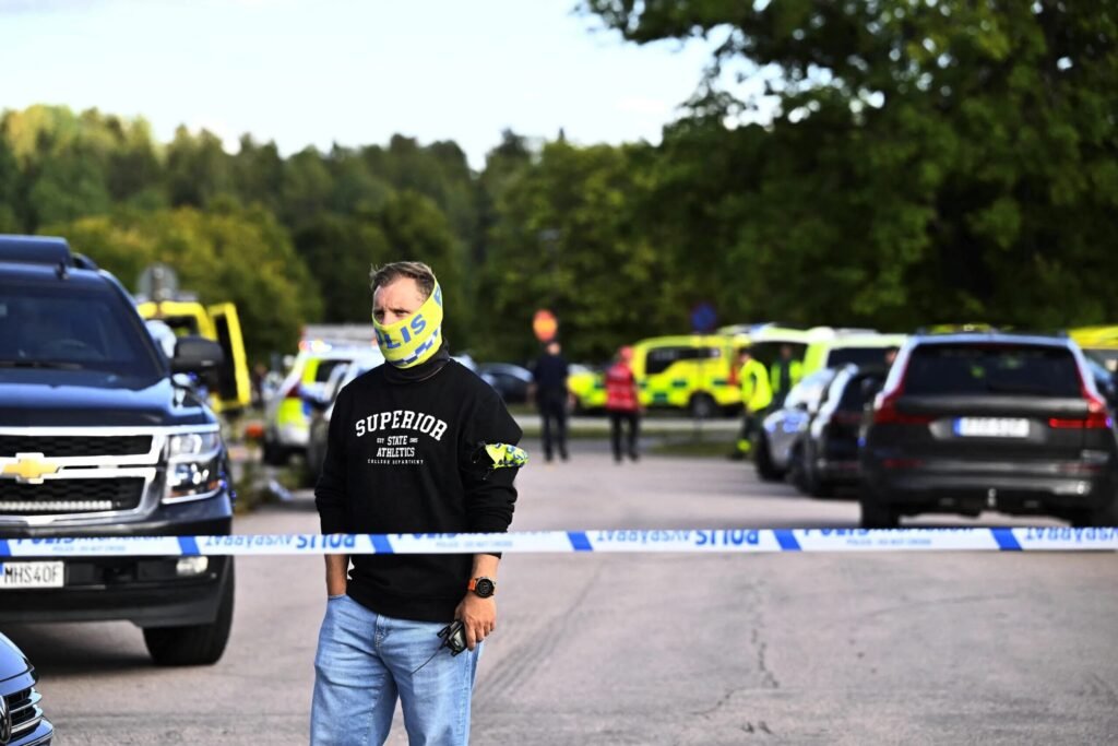 İsveç polisi öldürücü okul kılıç saldırısının çevrimiçi bağlantılarını araştırıyor