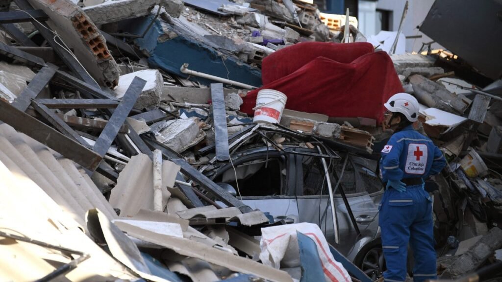 Kolombiya’da kurtarıcılar, depremdeki ölü sayısı 200’ü geçti Kolombiya'da kurtarıcılar, depremdeki ölü sayısı 200'ü geçti