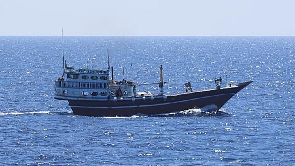 Somalya açıklarında yeniden artan deniz saldırılarında korsanlar kargo gemisini ele geçirdi