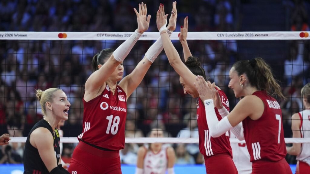 Türkiye, Polonya yenilgisine rağmen EuroVolley’nin son 16’sına yükseldi Türkiye, Polonya yenilgisine rağmen EuroVolley'nin son 16'sına yükseldi