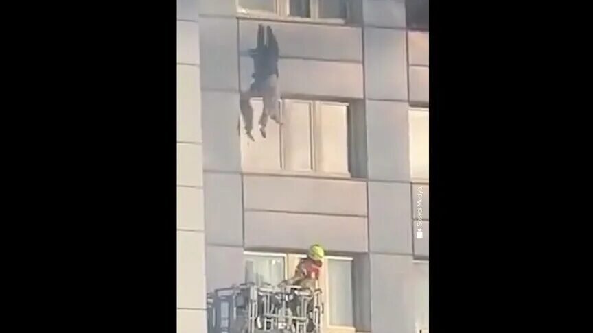 İtfaiye merdiveni yetişmeyince 11. kattan iki kat aşağıdaki kurtarma sepetine atlayarak yaralı kurtuldu İtfaiye merdiveni yetişmeyince 11. kattan iki kat aşağıdaki kurtarma sepetine atlayarak yaralı kurtuldu