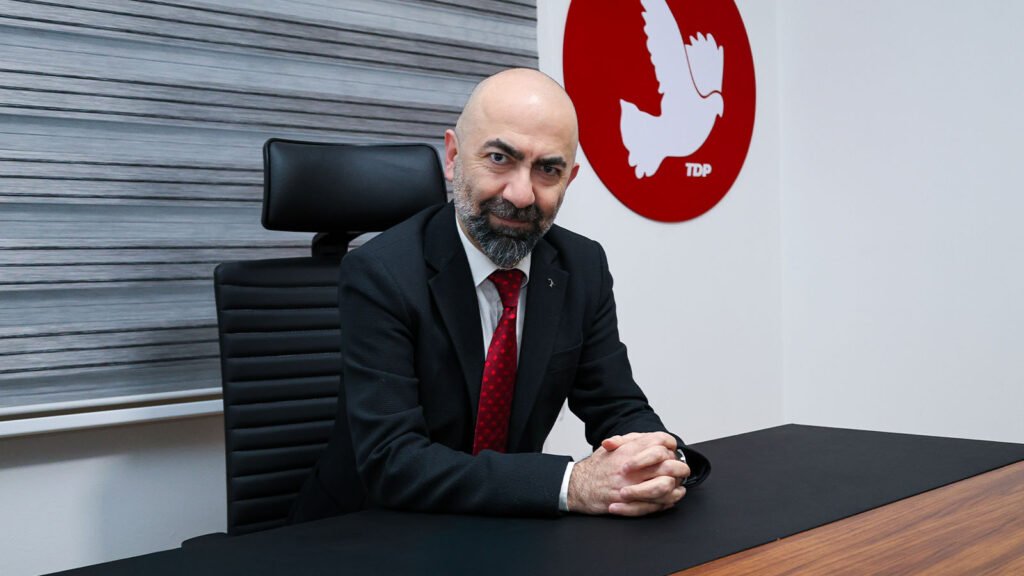 Baykallı: “Diplomatik alanı Kıbrıs Rum tarafına teslim edenler toplumdan özür dilemeli” Baykallı: “Diplomatik alanı Kıbrıs Rum tarafına teslim edenler toplumdan özür dilemeli”