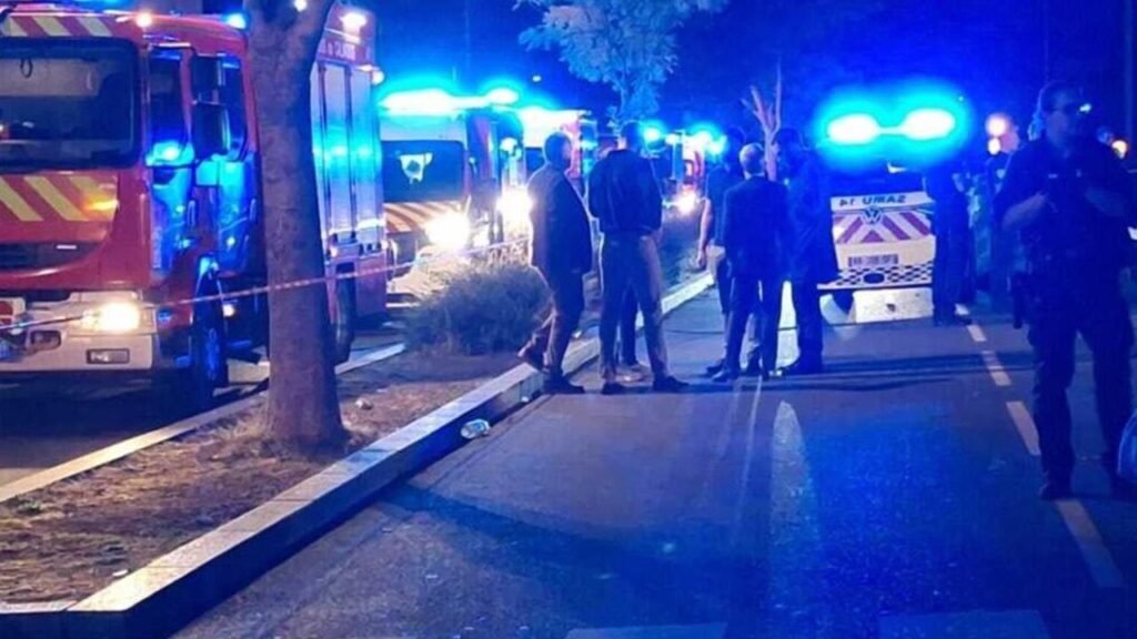 Fransa’da şüphelinin aracını kalabalığın üzerine sürmesi sonucu 2 kişi hayatını kaybetti Fransa'da şüphelinin aracını kalabalığın üzerine sürmesi sonucu 2 kişi hayatını kaybetti