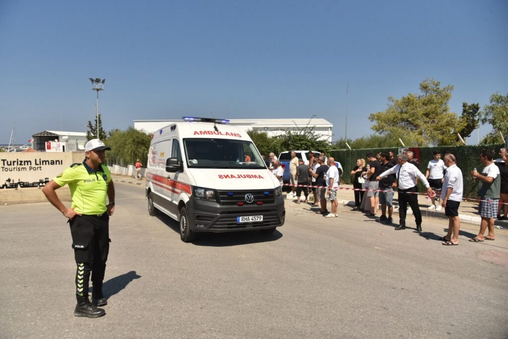 Girne açıklarında su alan feribottaki yolcuların tahliyesi sürüyor