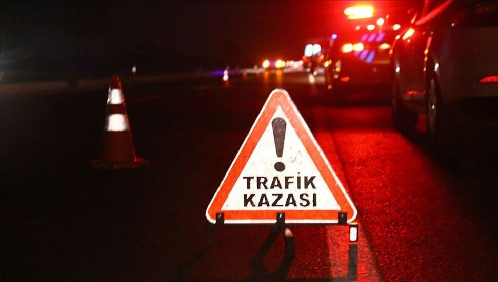 Alkollü sürücü evin bahçe ve garaj kapıları ile ev sahibinin aracına çarptı Alkollü sürücü evin bahçe ve garaj kapıları ile ev sahibinin aracına çarptı
