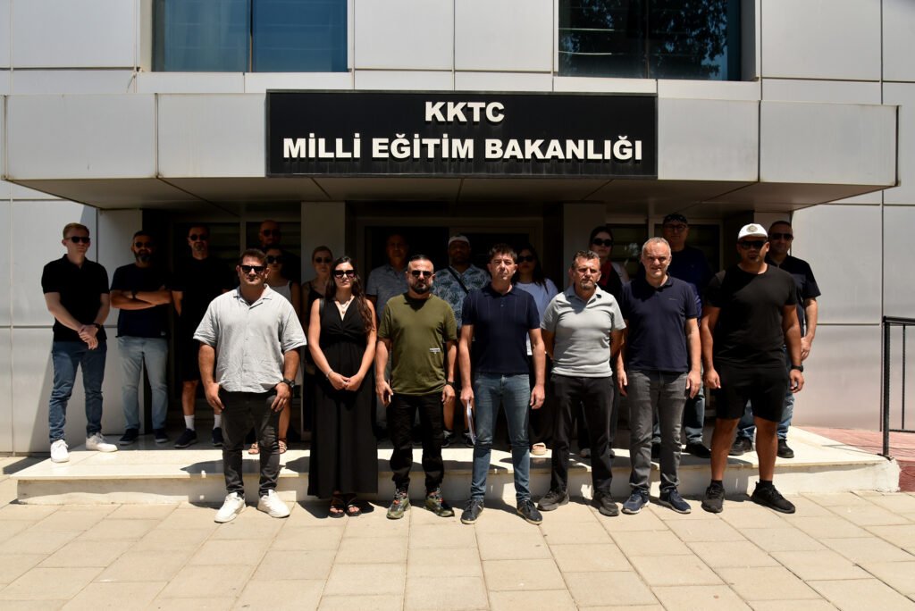 KTOEÖS, Teknik Kurul Toplantısı öncesinde Bakanlık önünde açıklama yaptı KTOEÖS, Teknik Kurul Toplantısı öncesinde Bakanlık önünde açıklama yaptı