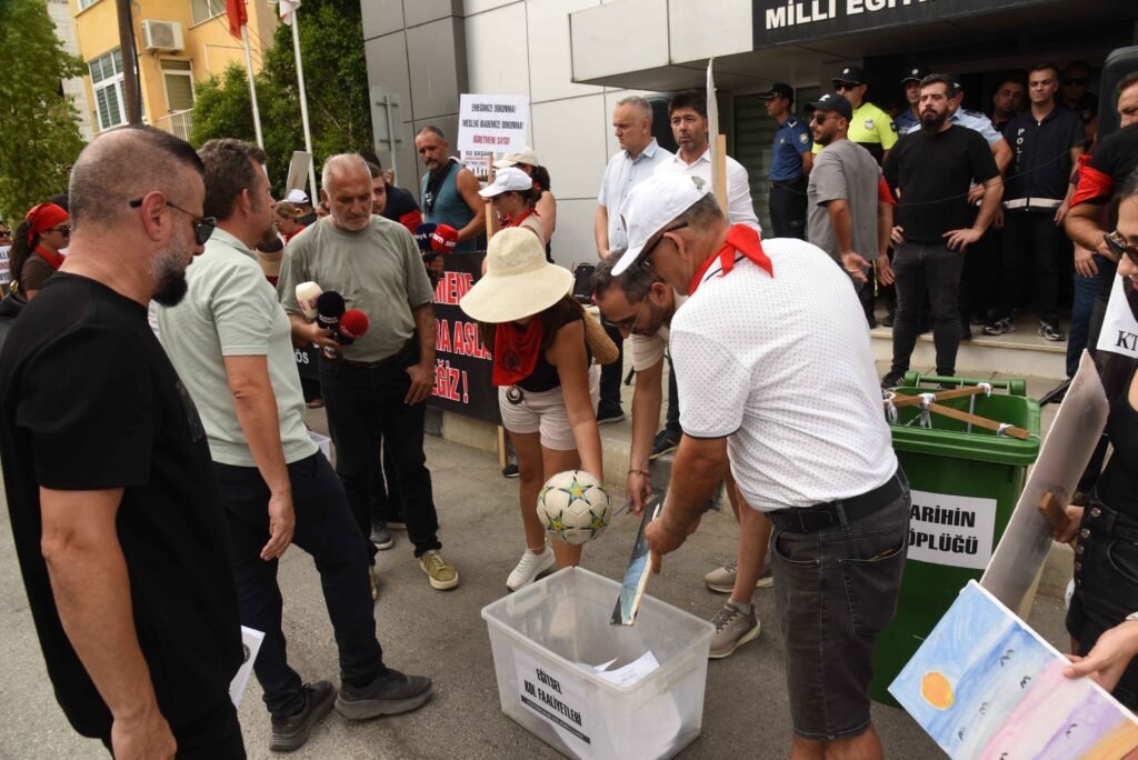 KTOEÖS, Yüksek Danışma Kurulu öncesinde Milli Eğitim Bakanlığı önünde eylem yaptı KTOEÖS, Yüksek Danışma Kurulu öncesinde Milli Eğitim Bakanlığı önünde eylem yaptı