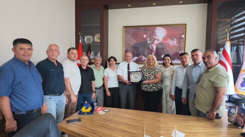 ADAKDER yönetiminden Başkan Fatma Çimen Tuğlu’ya ziyaret… ADAKDER yönetiminden Başkan Fatma Çimen Tuğlu’ya ziyaret…