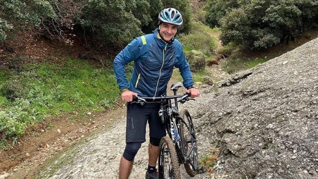 Yunanistan Başbakanı Miçotakis, bisikletten düştü Yunanistan Başbakanı Miçotakis, bisikletten düştü