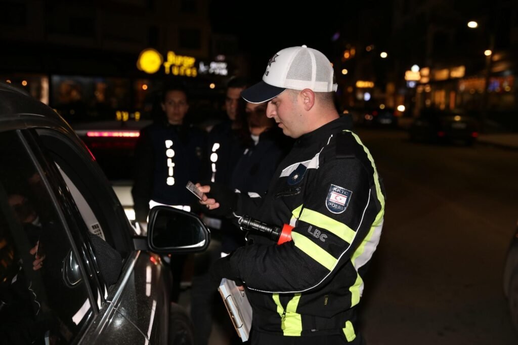 Lefkoşa ve İskele’de eş zamanlı denetim: Bin 326 sürücüye rapor, 82 araca trafikten men Lefkoşa ve İskele’de eş zamanlı denetim: Bin 326 sürücüye rapor, 82 araca trafikten men