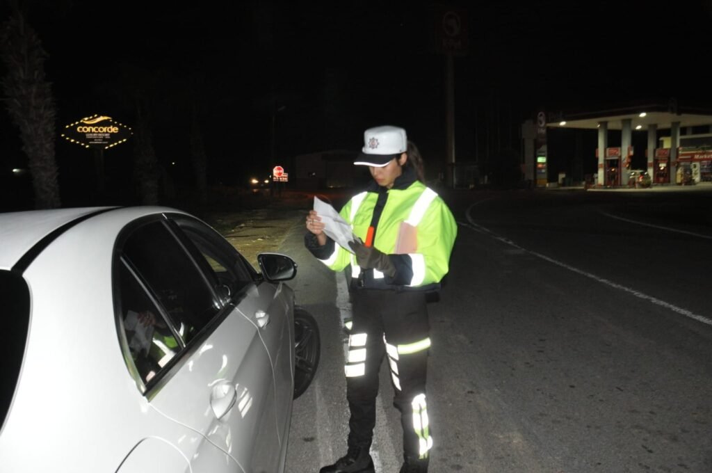 Trafik denetimlerinde 520 rapor, 48 araca trafikten men, 3 tutuklu… Trafik denetimlerinde 520 rapor, 48 araca trafikten men, 3 tutuklu…
