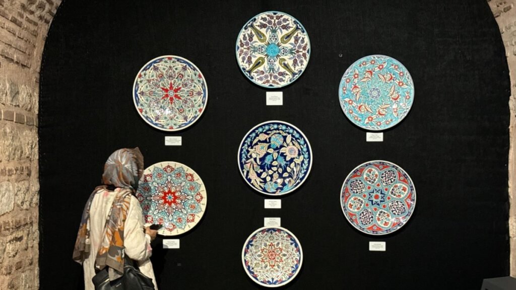 ‘Ateşin Renkleri’ İstanbul’da Türk-İslam seramik sanatını kutluyor ‘Ateşin Renkleri’ İstanbul'da Türk-İslam seramik sanatını kutluyor
