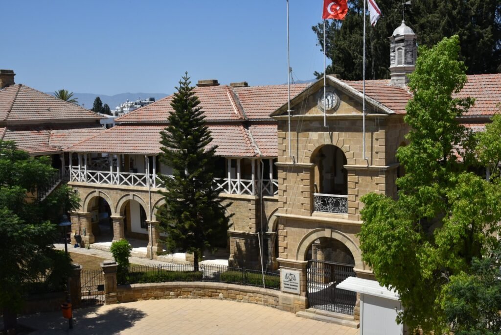 Yeni görevlerine atanan üç yargıç yarın törenle yemin edecek Yeni görevlerine atanan üç yargıç yarın törenle yemin edecek