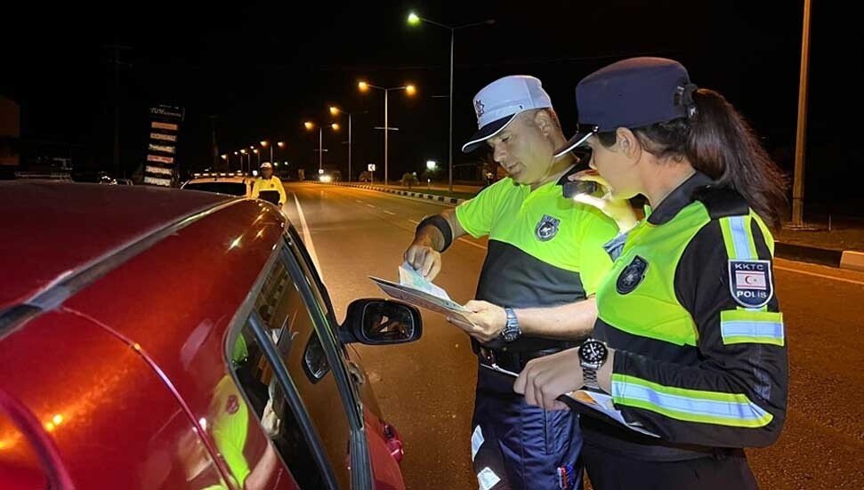 Ülke genelinde trafik denetimleri: Bir günde 360 sürücü rapor edildi, 21 araç trafikten men edildi Ülke genelinde trafik denetimleri: Bir günde 360 sürücü rapor edildi, 21 araç trafikten men edildi