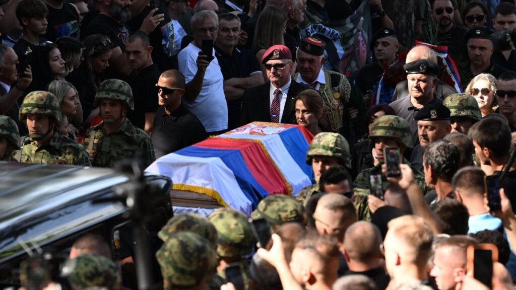 AB, Mladic’e verilen onurları kınadı, üyelik başvurusu şüpheleri arttı AB, Mladic'e verilen onurları kınadı, üyelik başvurusu şüpheleri arttı