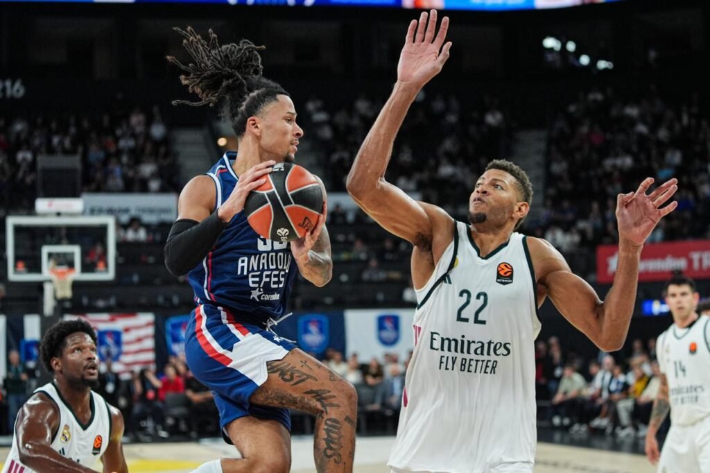 Anadolu Efes, Real Madrid’i 94-84 yenerek galip geldi Anadolu Efes, Real Madrid'i 94-84 yenerek galip geldi