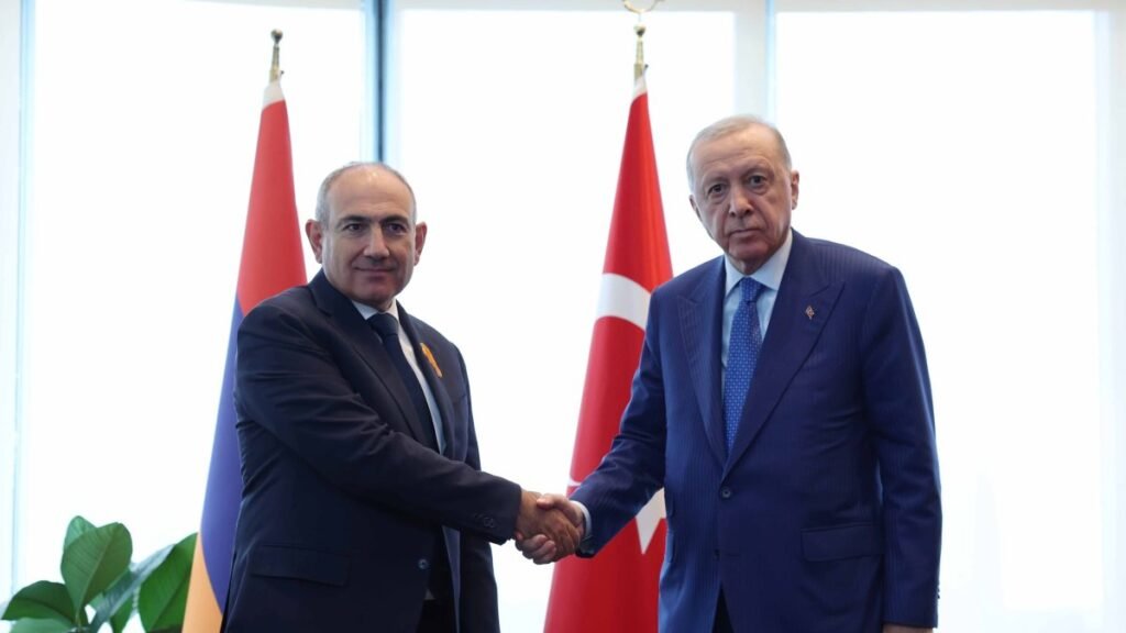 Cumhurbaşkanı Erdoğan, Türkiye-Ermenistan normalleşmesi için Paşinyan ile bir araya geldi Cumhurbaşkanı Erdoğan, Türkiye-Ermenistan normalleşmesi için Paşinyan ile bir araya geldi