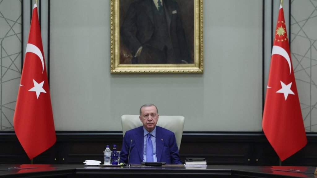 Cumhurbaşkanı Erdoğan, fon soruşturmasında güçlü ekonomi vaadinde bulundu Cumhurbaşkanı Erdoğan, fon soruşturmasında güçlü ekonomi vaadinde bulundu