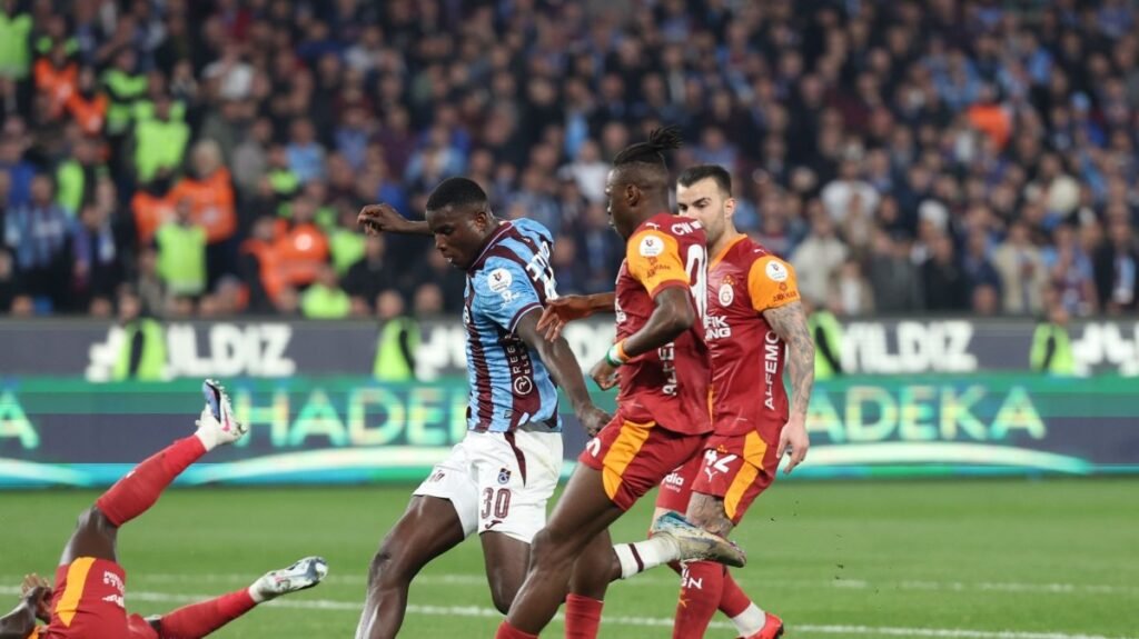 Galatasaray, Trabzonspor karşısında Süper Lig galibiyet serisini sürdürüyor Galatasaray, Trabzonspor karşısında Süper Lig galibiyet serisini sürdürüyor