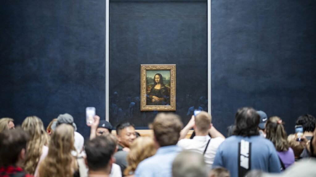 İki adam Louvre duvarına tablo yapıştırdığı için tutuklandı İki adam Louvre duvarına tablo yapıştırdığı için tutuklandı