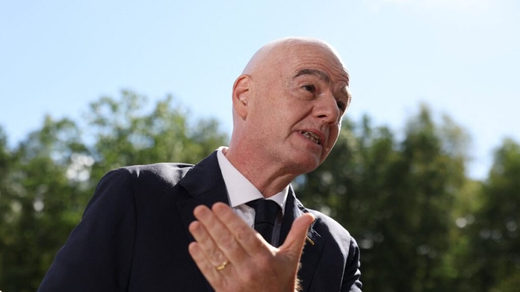 Infantino direnirken FIFA rakipleri yönetim reformları talep ediyor