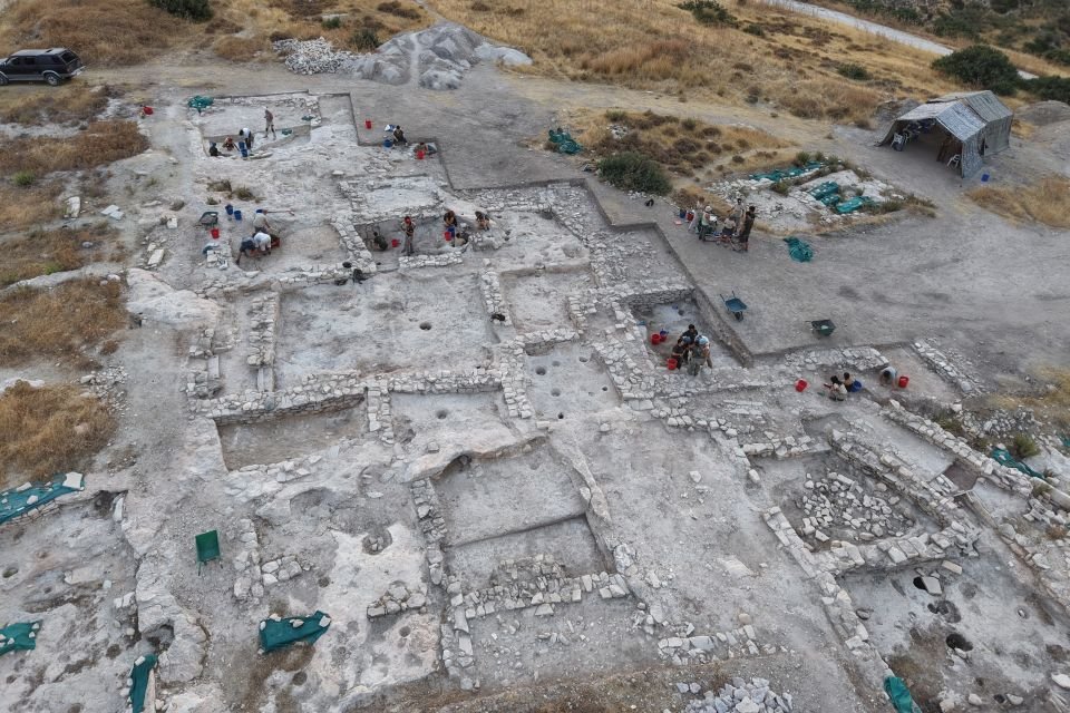Kıbrıs’taki Tunç Çağı Kompleksi Antik Oyun Tahtası ve Mezarlar Ortaya Çıkardı Kıbrıs'taki Tunç Çağı Kompleksi Antik Oyun Tahtası ve Mezarlar Ortaya Çıkardı