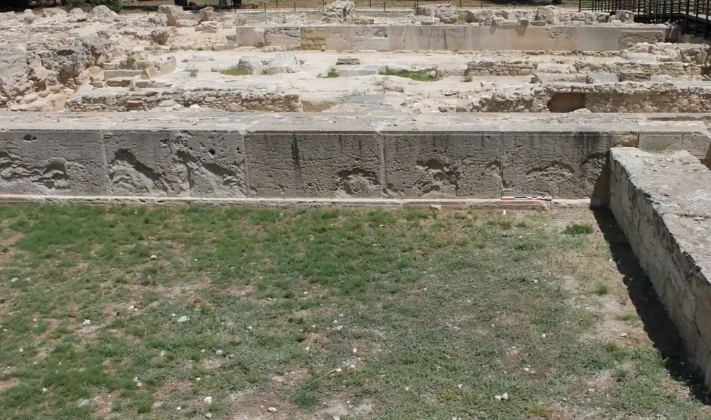 Lazer Tarayıcılar 3,000 Yıllık Kıbrıs Tapınağı’nda 23 Gizli Gemi Oyuğu Ortaya Çıkardı Lazer Tarayıcılar 3,000 Yıllık Kıbrıs Tapınağı'nda 23 Gizli Gemi Oyuğu Ortaya Çıkardı