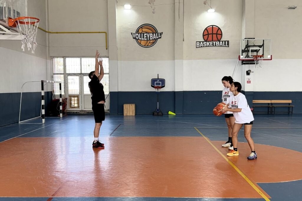 Lübnanlı basketbolcular, Türkiye'de becerilerini geliştirmek için Türk koçla çalışıyor