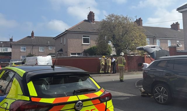 Merseyside’deki ev yangınında ölen dört kişi kadın ve üç çocuktu Merseyside'deki ev yangınında ölen dört kişi kadın ve üç çocuktu