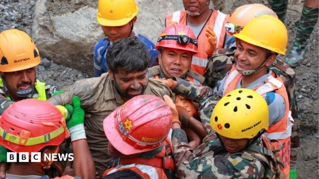Nepal'de sel sonrası bir haftadan fazla süreyle tünelde kalan iki kişi kurtarıldı