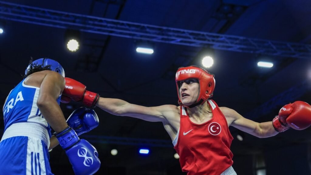 Özer, Avrupa Bok Şampiyonası'nda Türkiye'ye bronz madalya kazandırdı