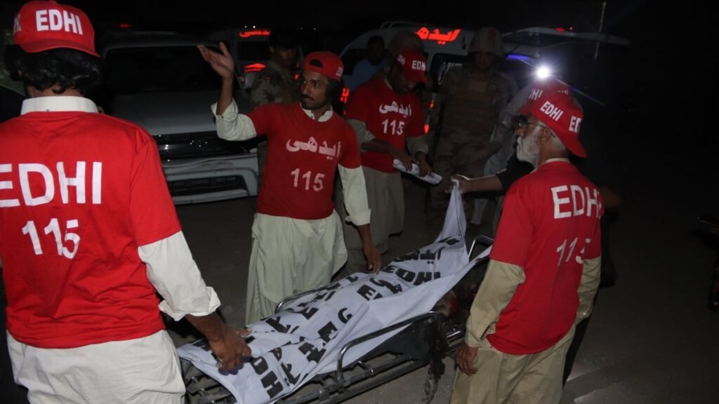 Pakistan'daki polis tesisine yakın intihar saldırısında en az 21 ölü