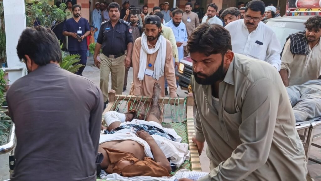 Pakistan'ın Dera İsmail Han'da intihar bombalı saldırı: 12 ölü