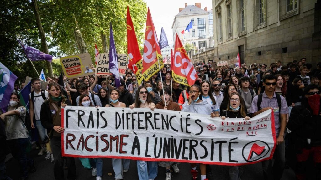 Paris banliyolarından yayılan Fransız lise protestoları ülke genelinde yayılıyor Paris banliyolarından yayılan Fransız lise protestoları ülke genelinde yayılıyor