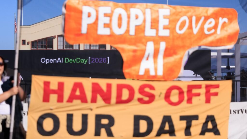 Protestocular DevDay önünde OpenAI’nin askeri ve ICE ortaklıklarını protesto etti Protestocular DevDay önünde OpenAI'nin askeri ve ICE ortaklıklarını protesto etti