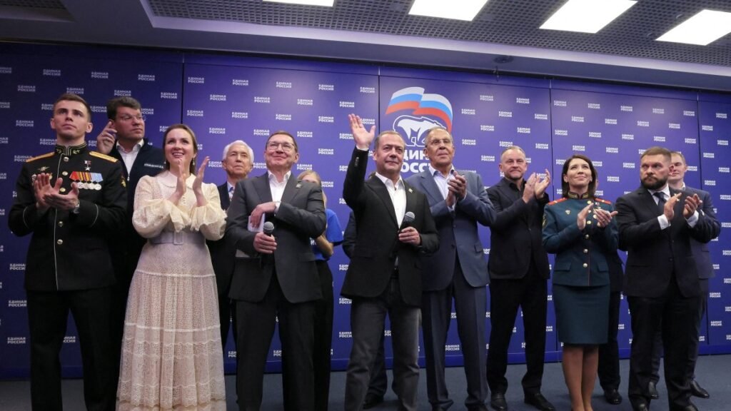 Putin’in Birleşik Rusya’sı rekor Duma süper çoğunluğu sağladı Putin'in Birleşik Rusya'sı rekor Duma süper çoğunluğu sağladı