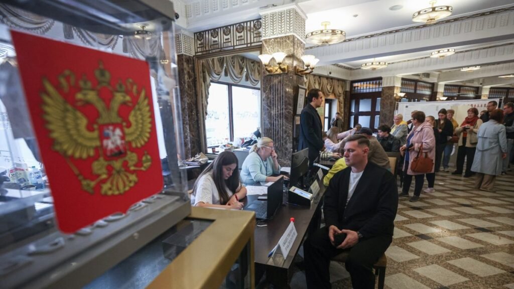Putin’in savaş dönemi testi: Ruslar 'kontrollü' seçimde oy kullanıyor