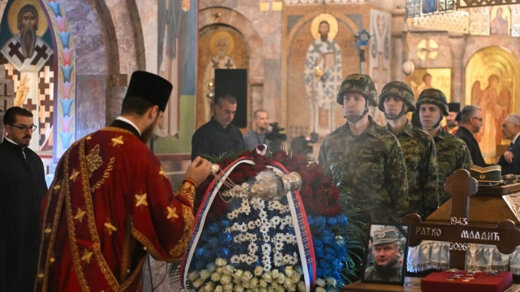 Savaş suçlusu Mladic’in cenazesi kalabalıkları çekti, Belgrad’da EU tepkisi Savaş suçlusu Mladic’in cenazesi kalabalıkları çekti, Belgrad’da EU tepkisi