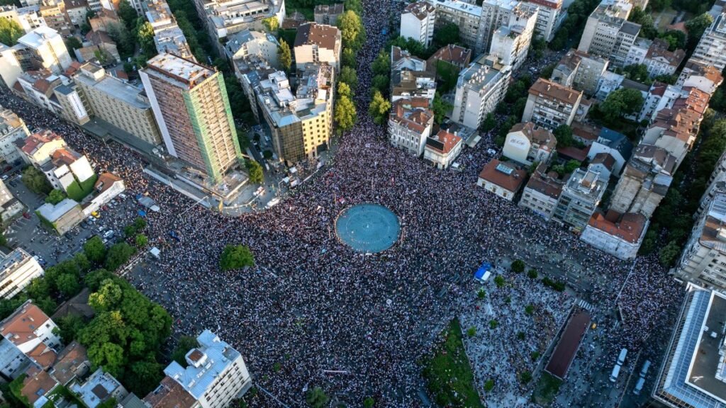 Sırbistan, aylardır süren protestoların ardından 25 Ekim’de erken seçim çağrısı yaptı Sırbistan, aylardır süren protestoların ardından 25 Ekim'de erken seçim çağrısı yaptı