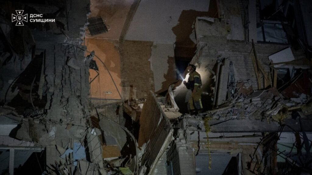 Sumy'deki apartman binasına Rus süzülme bombası düştü, 2 ölü