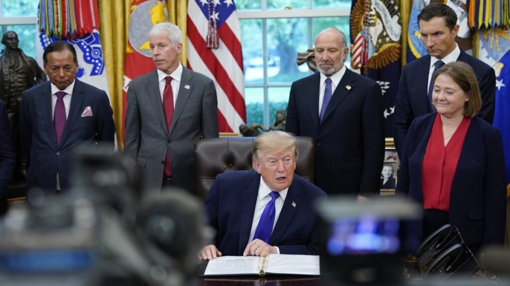 Trump, seçim öncesi Iowa’da 15 milyar dolarlık çelik projesini tanıttı Trump, seçim öncesi Iowa'da 15 milyar dolarlık çelik projesini tanıttı