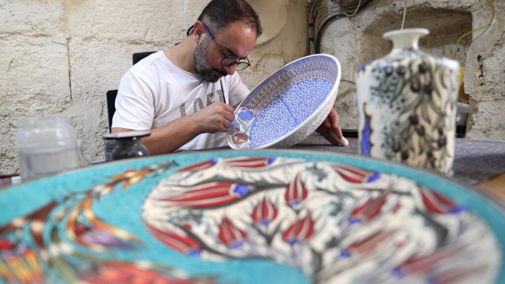 Türk seramik sanatçısı geleneksel sanatı küresel motiflerle birleştiriyor Türk seramik sanatçısı geleneksel sanatı küresel motiflerle birleştiriyor