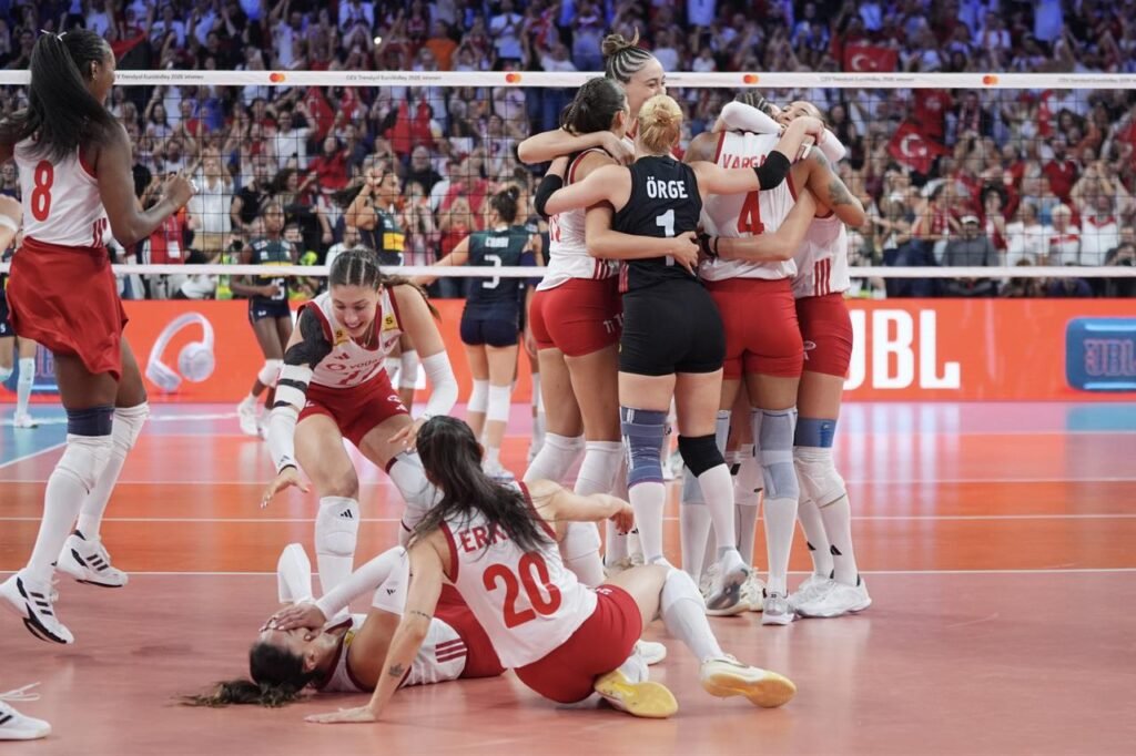 Türkiye, İtalya’yı beş setlik mücadelede yenerek Avrupa Şampiyonu oldu Türkiye, İtalya'yı beş setlik mücadelede yenerek Avrupa Şampiyonu oldu
