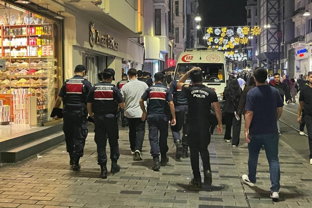 Türkiye, LGBT dernekleri ve mekanlarına karşı ‘Ailem Güvende’ operasyonu başlattı Türkiye, LGBT dernekleri ve mekanlarına karşı 'Ailem Güvende' operasyonu başlattı