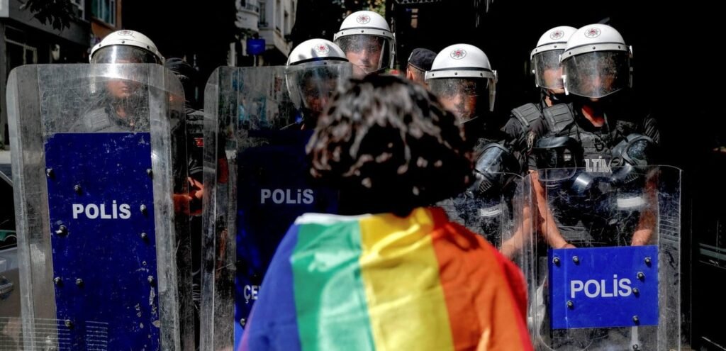 Türkiye: Yetkililer LGBTI hakları gruplarına yönelik baskıya son vermeli Türkiye: Yetkililer LGBTI hakları gruplarına yönelik baskıya son vermeli