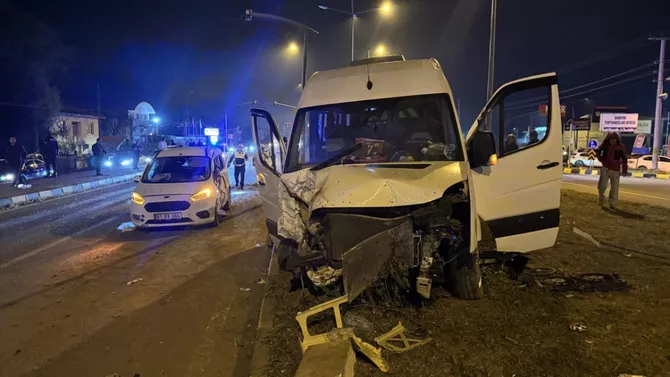 Türkiye’deki trafik kazasında 21 kişi yaralandı, düğün misafirleri arasında Türkiye'deki trafik kazasında 21 kişi yaralandı, düğün misafirleri arasında