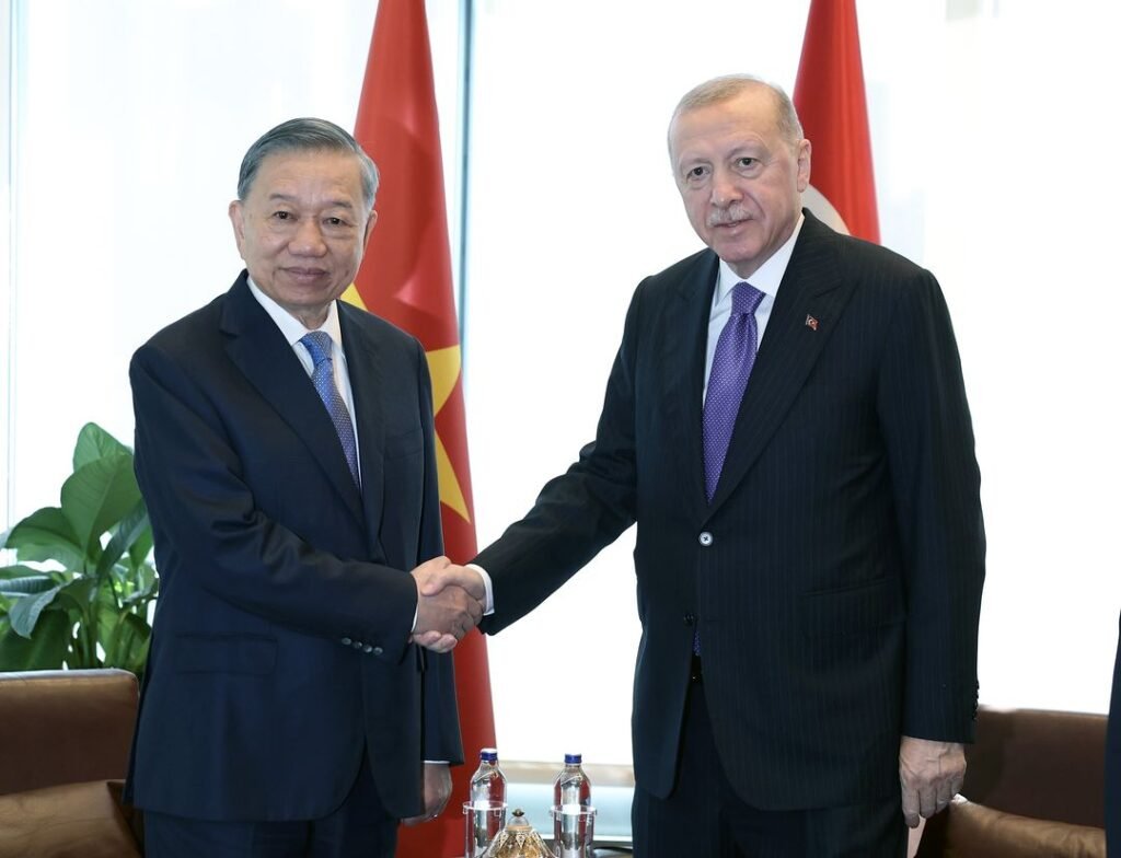 Türkiye’nin Erdoğan’ı New York’ta Vietnam Cumhurbaşkanı ve Libya Konsey Başkanı ile bir araya geldi Türkiye'nin Erdoğan'ı New York'ta Vietnam Cumhurbaşkanı ve Libya Konsey Başkanı ile bir araya geldi