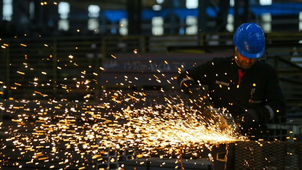 Türkiye’nin sanayi faaliyeti 3 aylık zirveye ulaştı ama daralma bölgesinde Türkiye'nin sanayi faaliyeti 3 aylık zirveye ulaştı ama daralma bölgesinde
