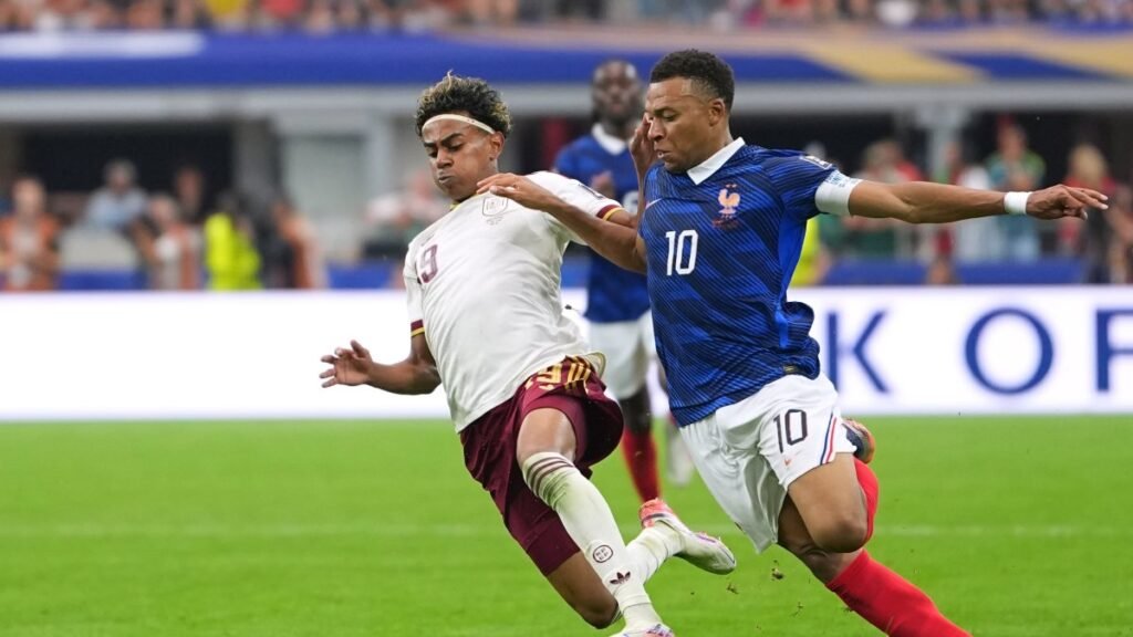 Yamal, Ballon d’Or yarışında Mbappe’yi geçmek için kupalara bel bağladı Yamal, Ballon d’Or yarışında Mbappe’yi geçmek için kupalara bel bağladı
